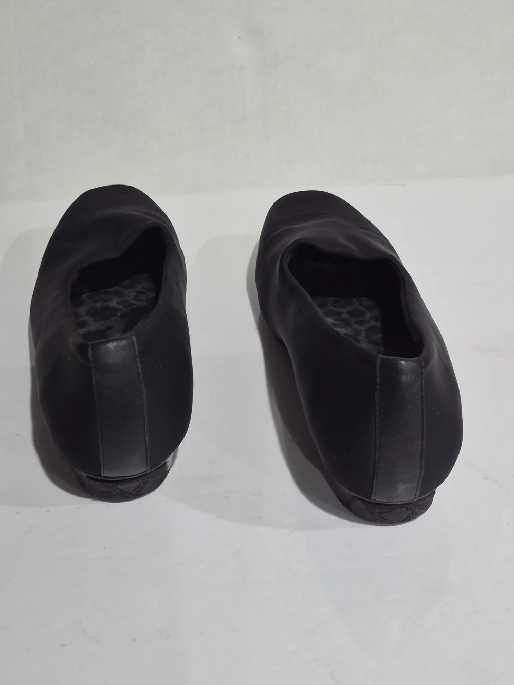 Vionic Women's Black Slip-On Flats Size 11